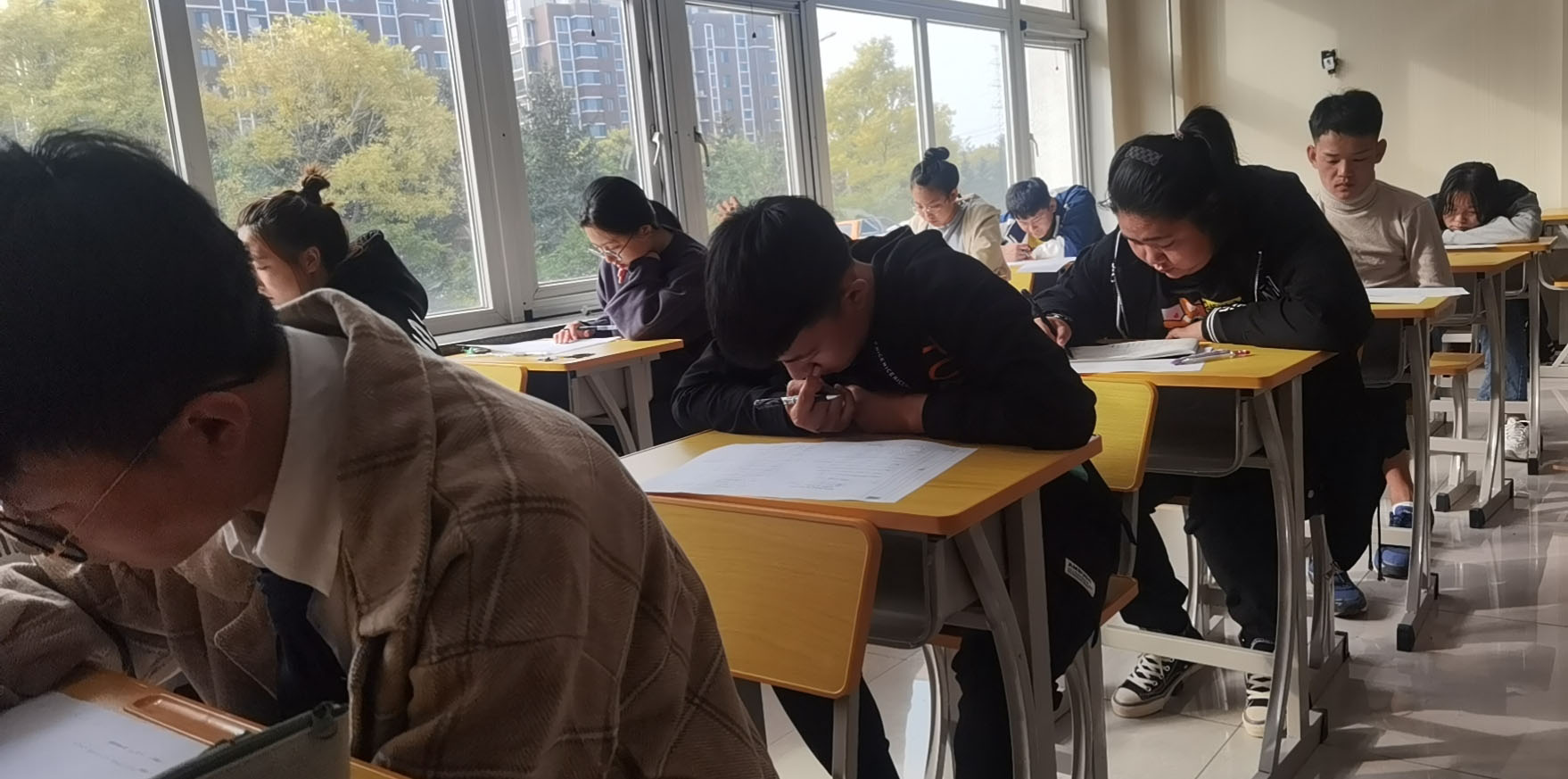 葫芦岛中华商务学校高中部举行首次月考