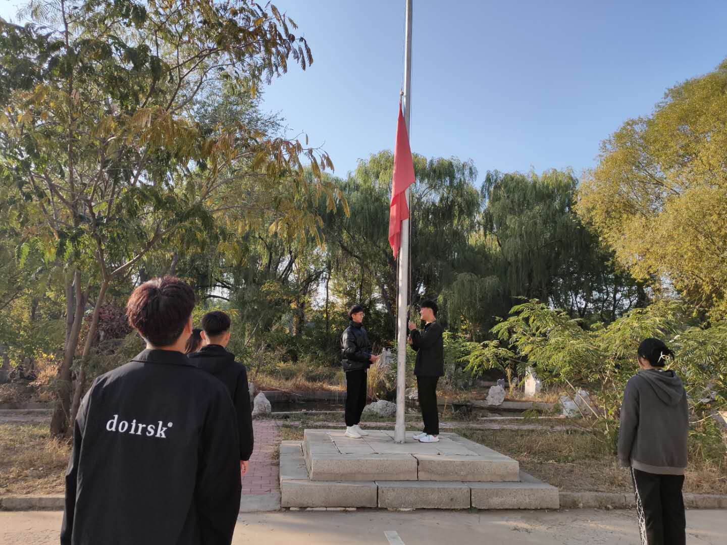 葫芦岛中华商务学校举行升国旗仪式